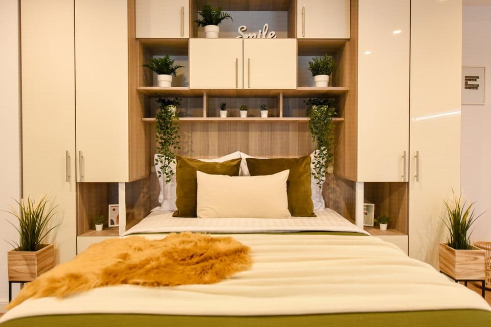 Bed, Photo of the whole room, Decorative detail, Bedroom, wardrobe