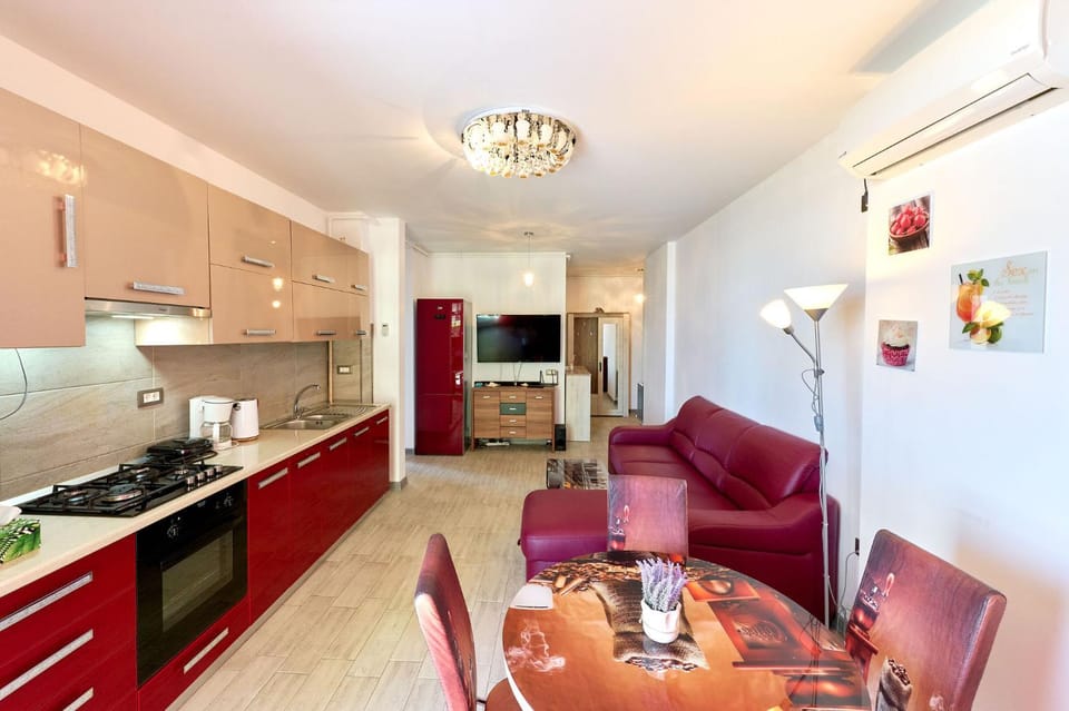 Kitchen or kitchenette, Living room, Seating area, Dining area, Communal kitchen
