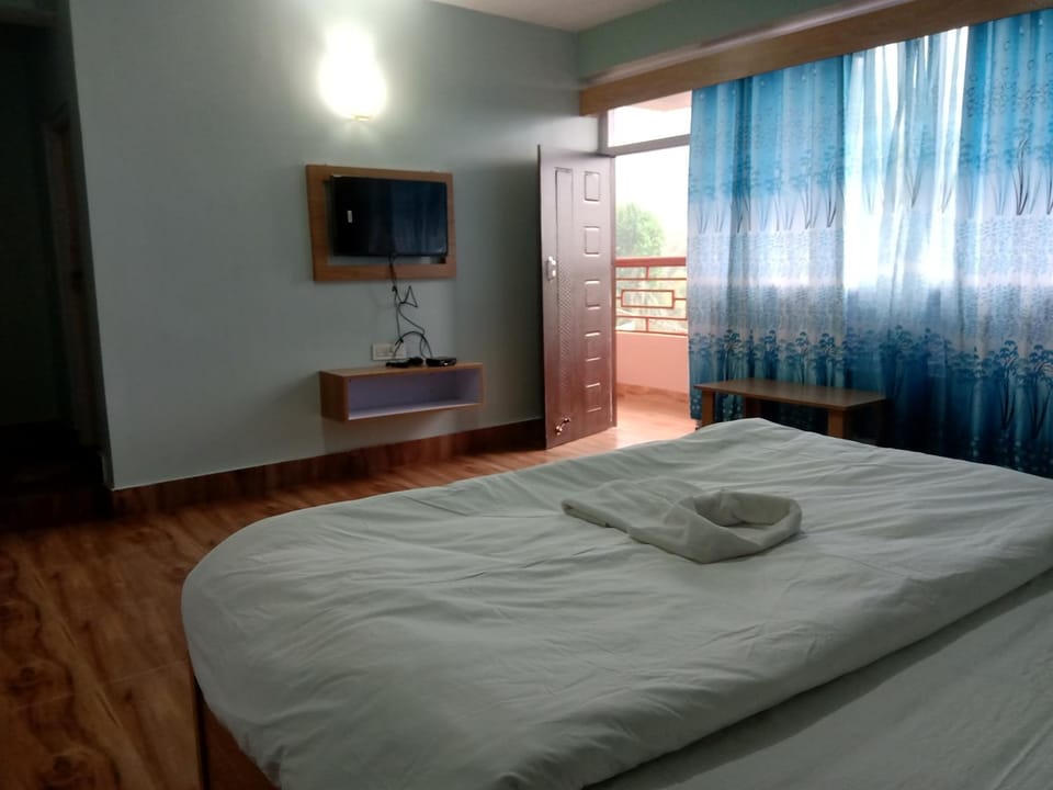 Bed, TV and multimedia, towels