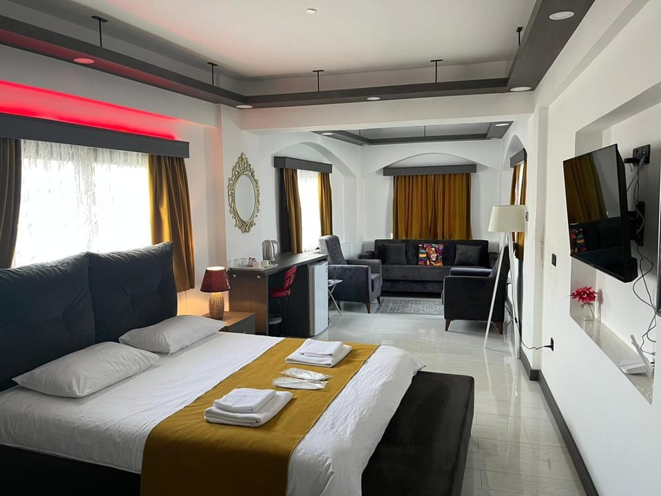 Bed, TV and multimedia, Living room, Photo of the whole room, Seating area, Bedroom