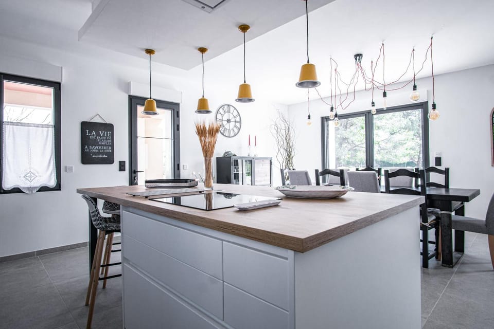 Maison contemporaine - grand jardin et piscine privée House in L'Isle-sur-la-Sorgue