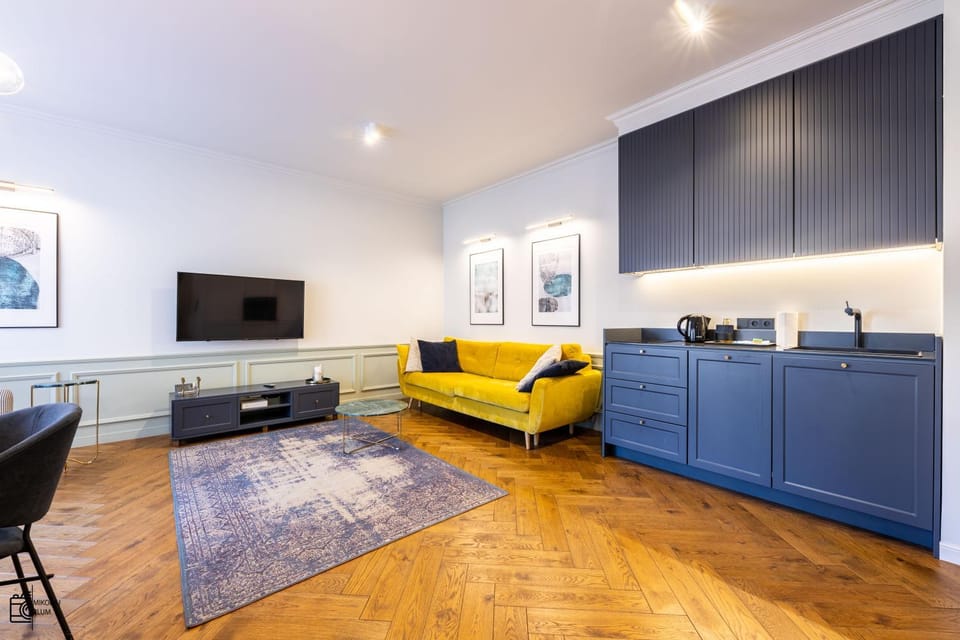 TV and multimedia, Kitchen or kitchenette, Living room, Seating area, Dining area