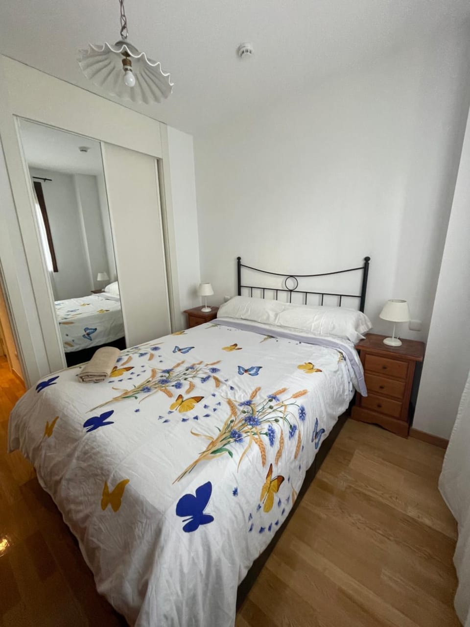 Photo of the whole room, Bedroom