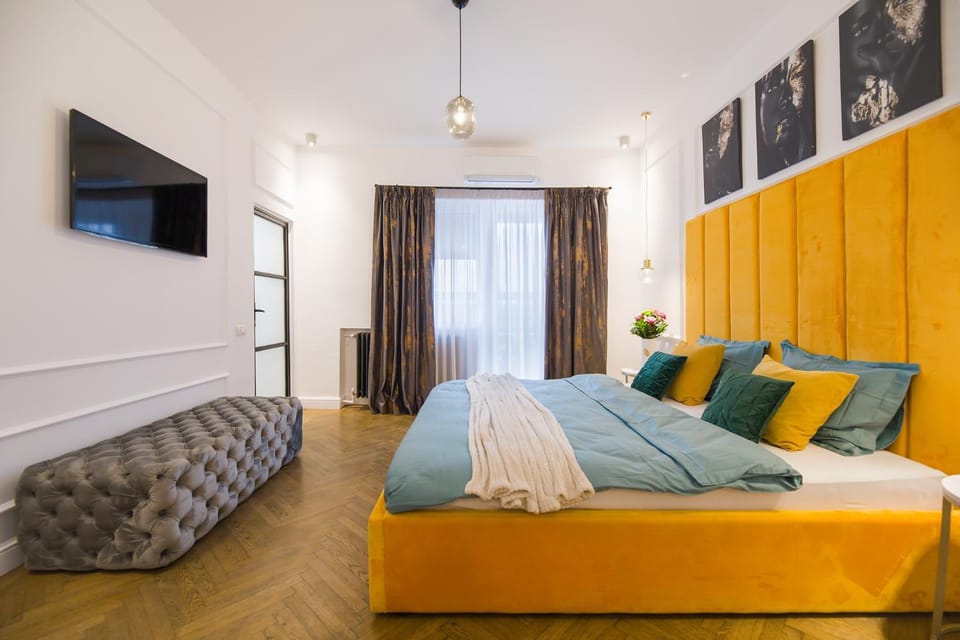 Bed, TV and multimedia, Bedroom