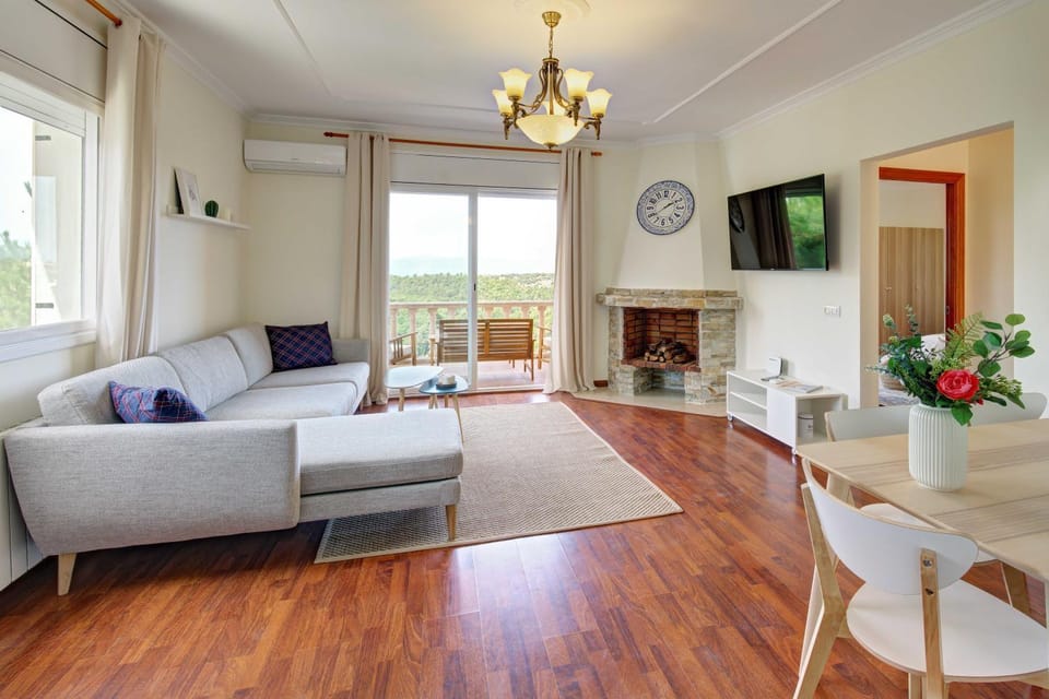 Communal lounge/ TV room, Balcony/Terrace, Living room, Seating area, Mountain view, flat iron