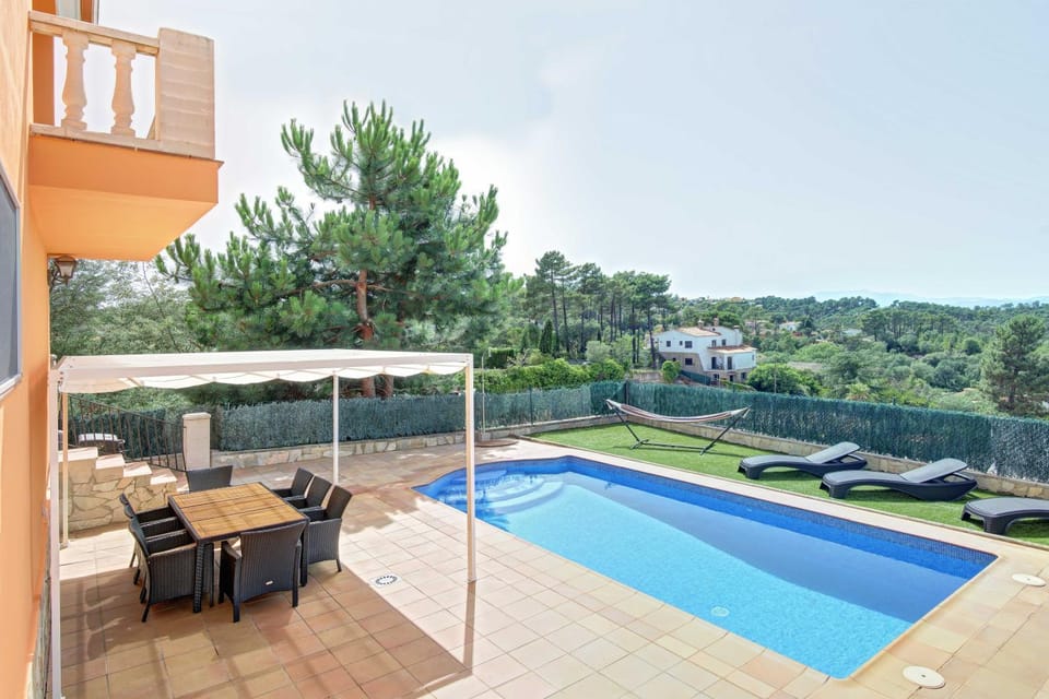 Shower, Property building, Dining area, Mountain view, Swimming pool