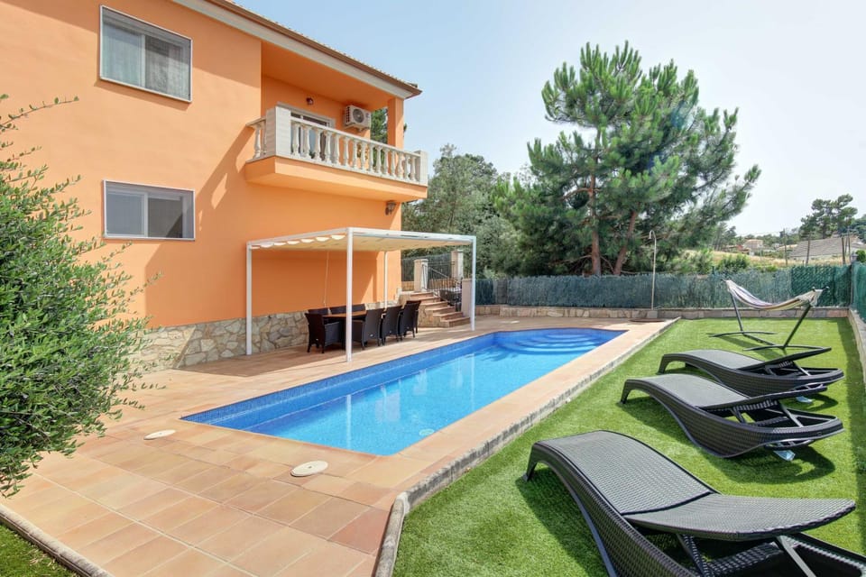 Property building, Dining area, Mountain view, Swimming pool