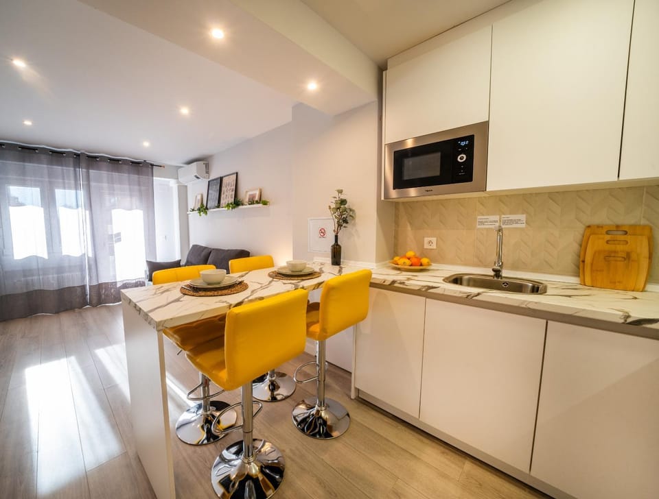 TV and multimedia, Living room, Seating area, Dining area, internet, stove, air conditioner