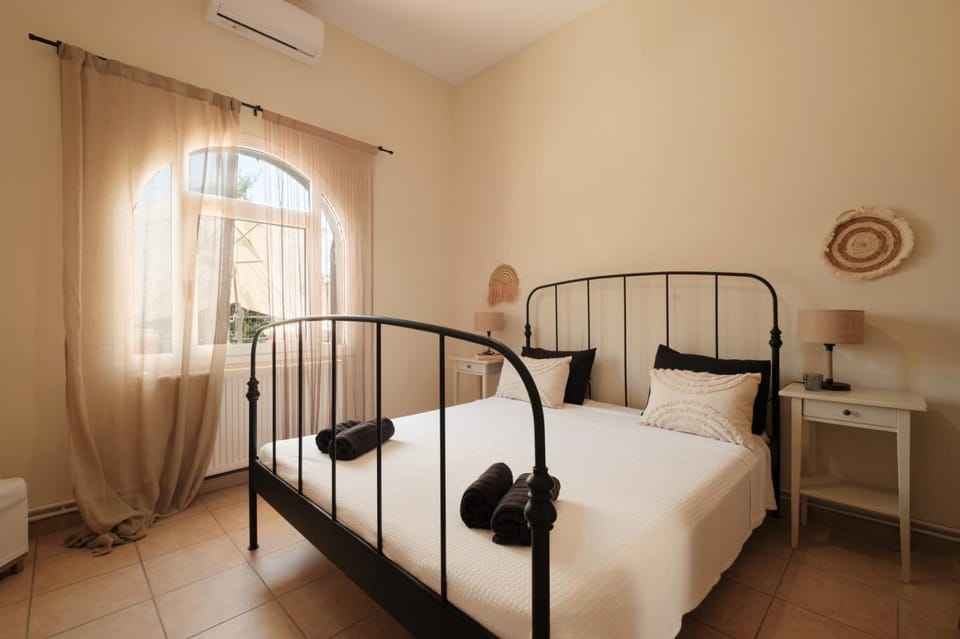 Bed, Bedroom, air conditioner
