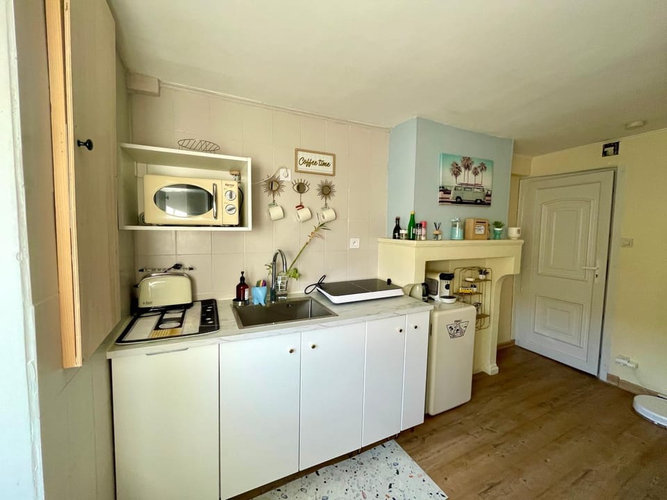 Kitchen or kitchenette