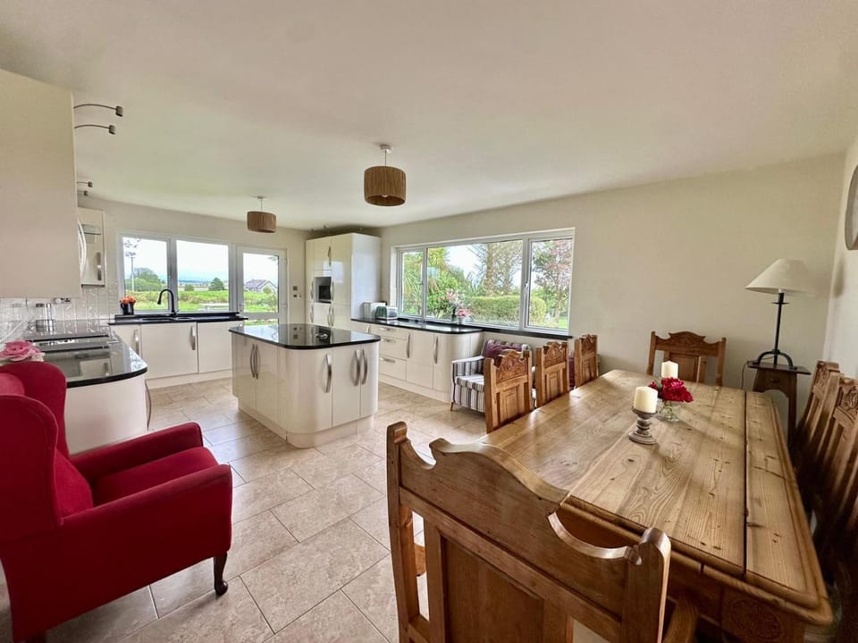 Seating area, Dining area