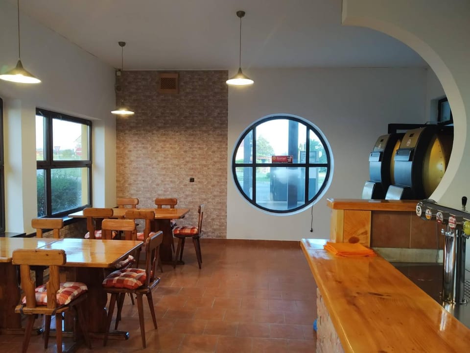Restaurant/places to eat, TV and multimedia, Banquet/Function facilities, Seating area