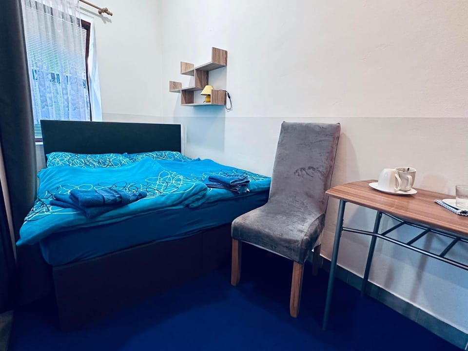 Bedroom, towels