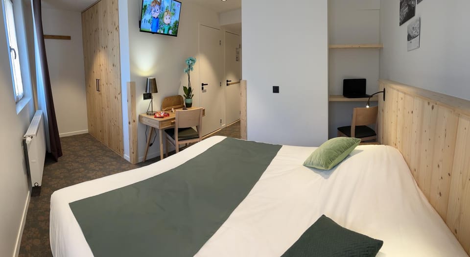 Bed, TV and multimedia, Photo of the whole room, Bedroom