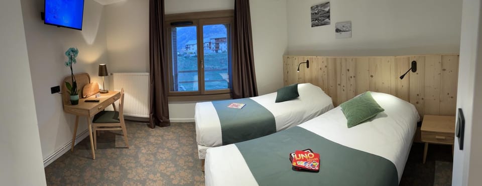 Bed, TV and multimedia, Photo of the whole room, Seating area, Bedroom