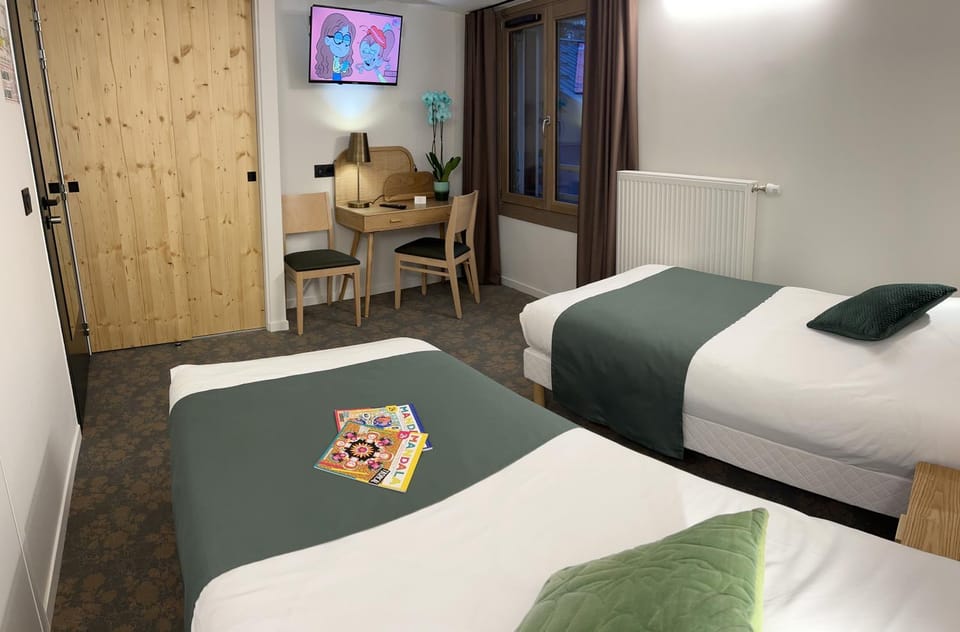 Bed, TV and multimedia, Photo of the whole room, Bedroom