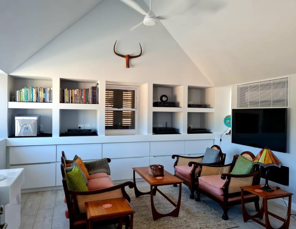 TV and multimedia, Living room, Seating area, Swimming pool