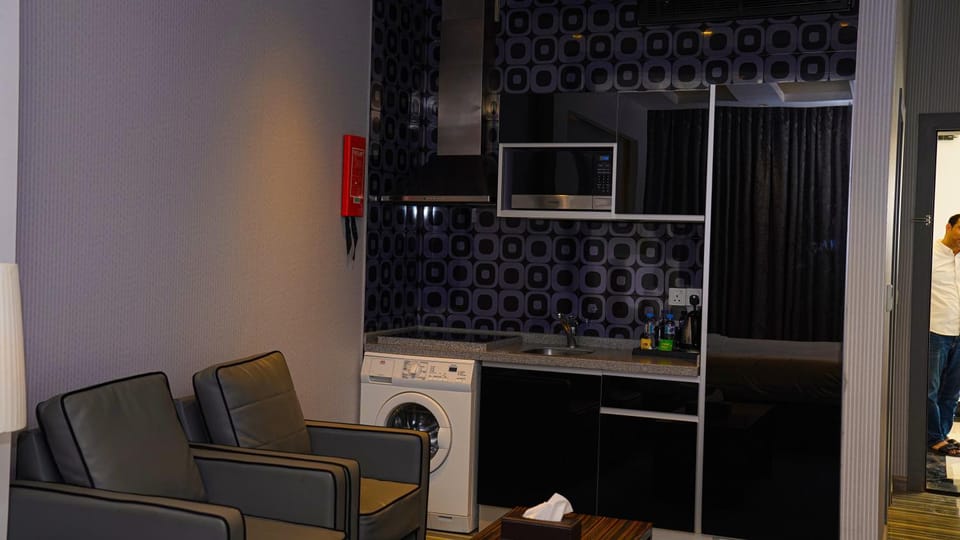Kitchen or kitchenette, minibar, oven, washing machine, dryer