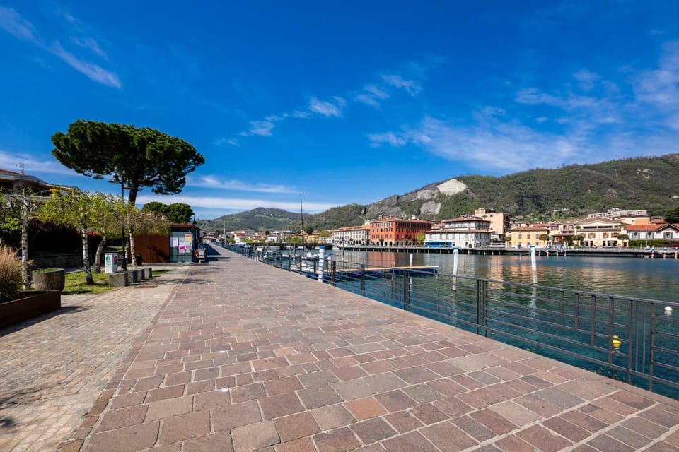 Nearby landmark, Neighbourhood, Natural landscape, Lake view, Mountain view
