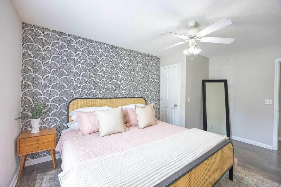 Cozy and Contemporary Villa 1 Mile from GSU House in South Carolina