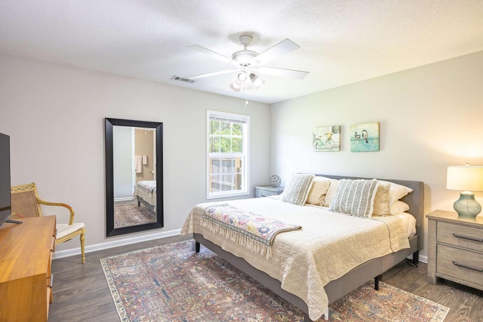 Cozy and Contemporary Villa 1 Mile from GSU House in South Carolina
