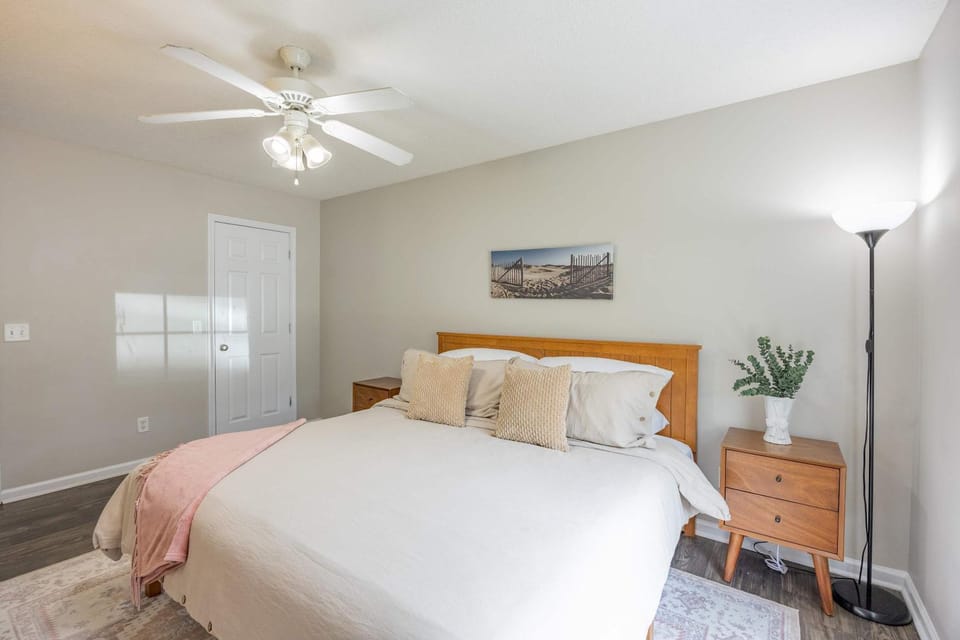 Cozy and Contemporary Villa 1 Mile from GSU House in South Carolina