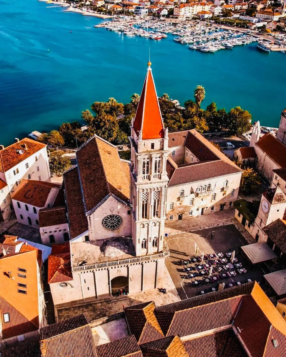 Restaurant/places to eat, People, Guests, Family