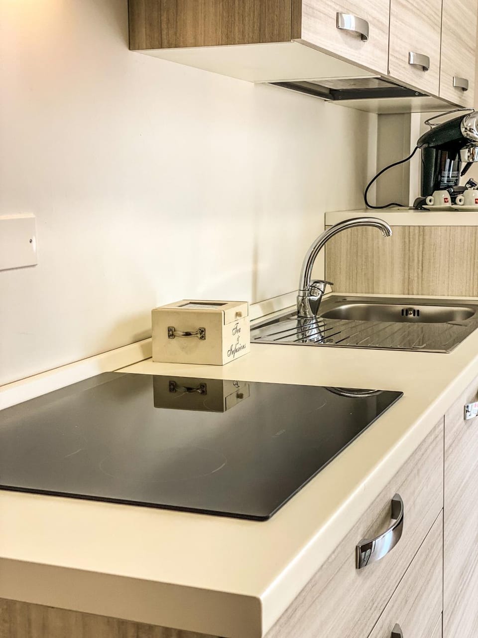 Coffee/tea facilities, kitchen