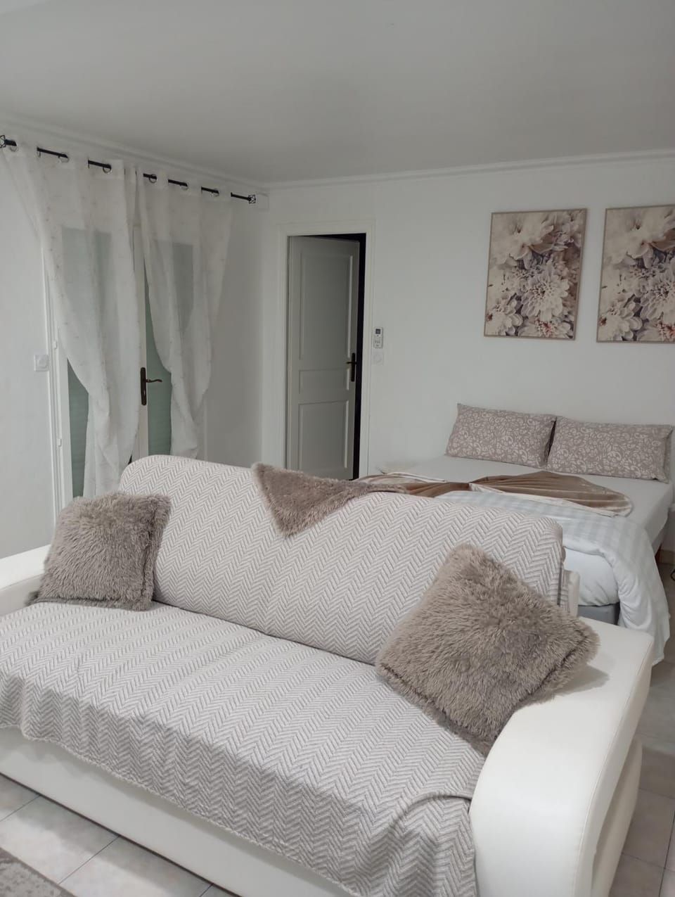 Photo of the whole room, Bedroom