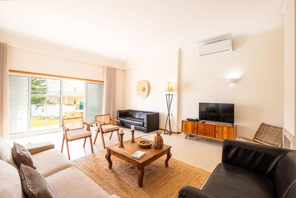 Communal lounge/ TV room, TV and multimedia, Living room, Seating area, Evening entertainment, air conditioner