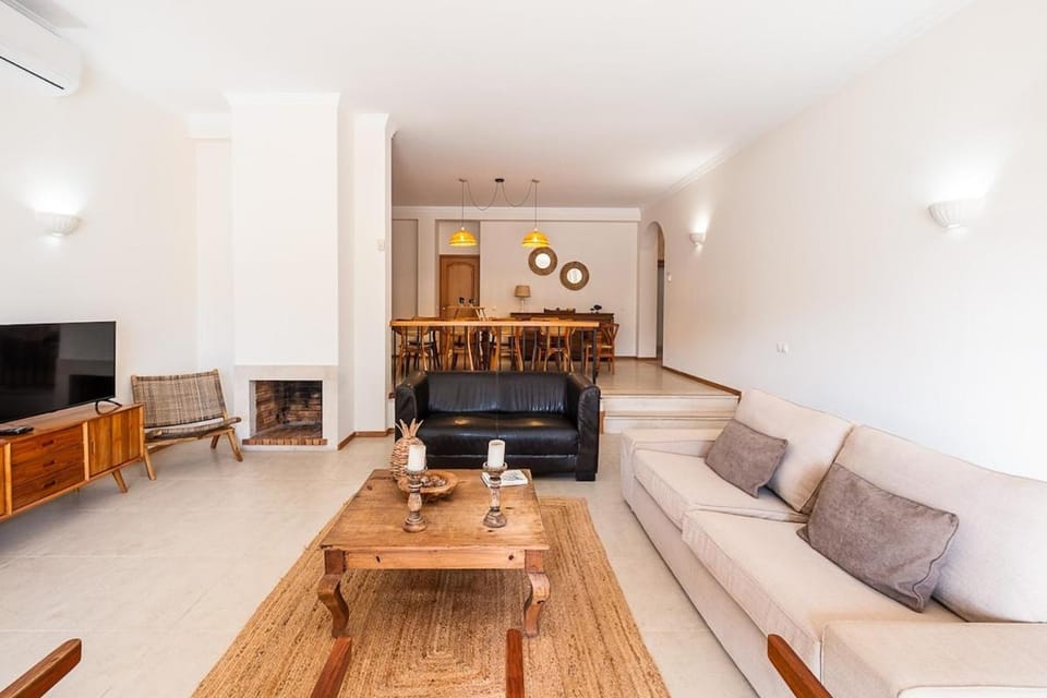 Communal lounge/ TV room, TV and multimedia, Living room, Seating area, Dining area, air conditioner