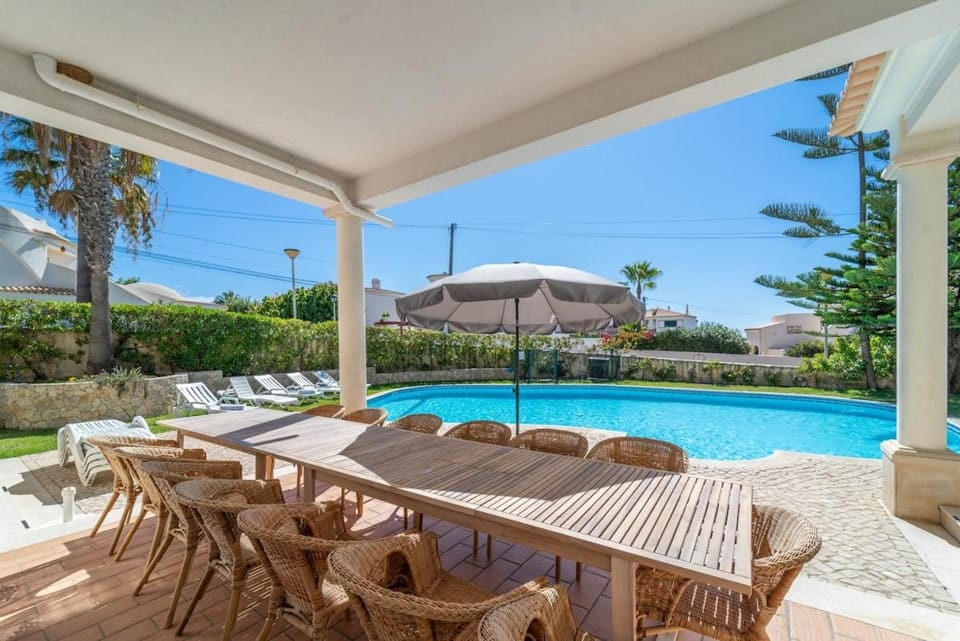 Property building, Patio, Day, Balcony/Terrace, Dining area, Pool view, Swimming pool, sunbed