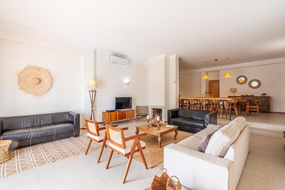 Communal lounge/ TV room, TV and multimedia, Living room, Seating area, Dining area, Evening entertainment, fireplace, air conditioner