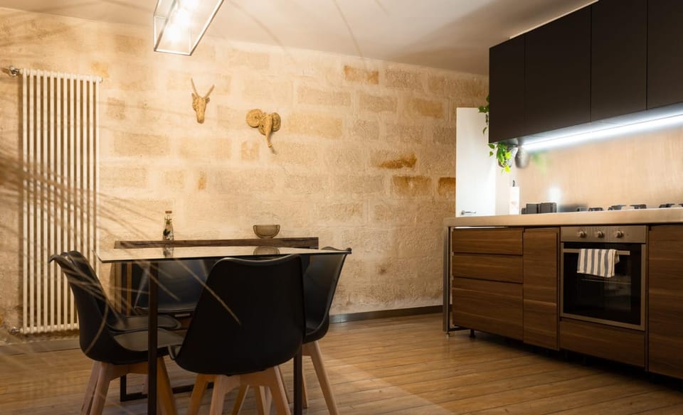 Kitchen or kitchenette, Dining area