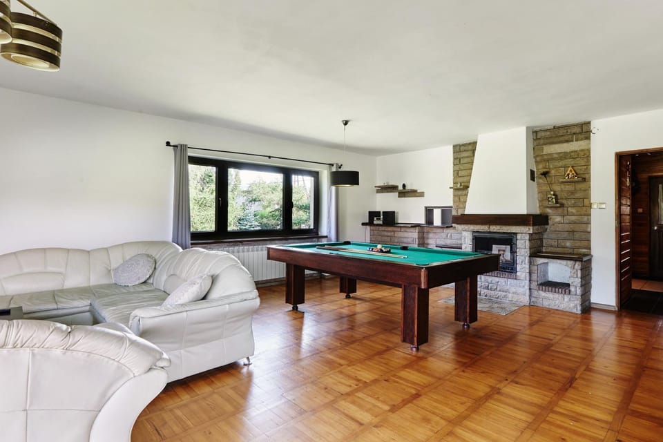 Billiard, TV and multimedia, Living room, Seating area, fireplace