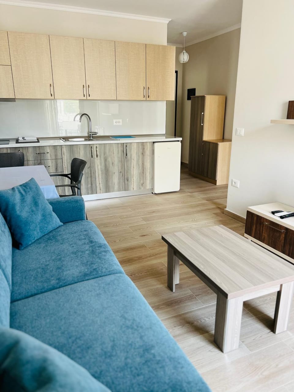 Kitchen or kitchenette, Living room, Seating area, Dining area, stove