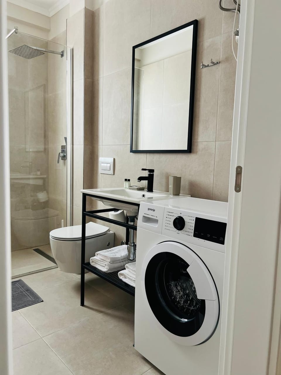 Toilet, Bathroom, towels, washing machine