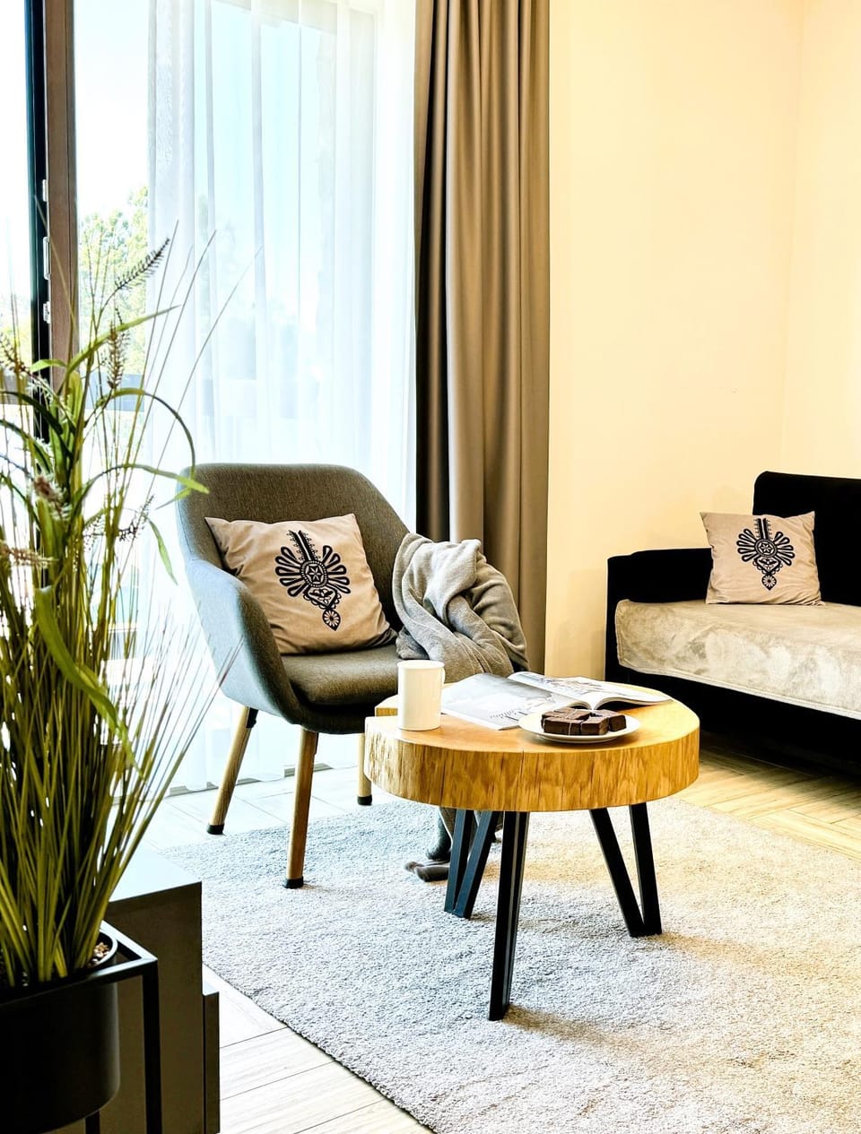 TV and multimedia, Seating area, Lake view, Mountain view