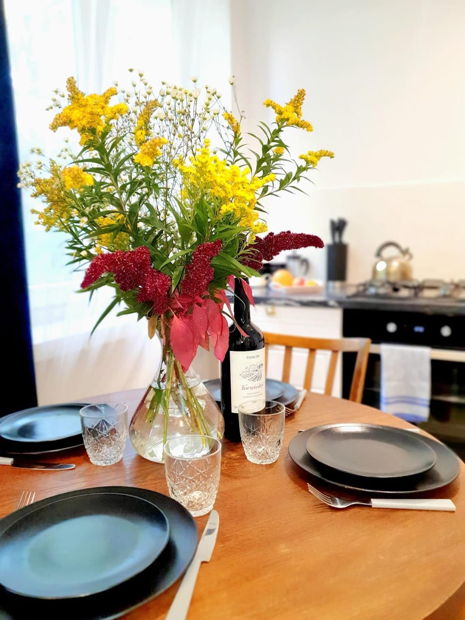 Kitchen or kitchenette, Dining area