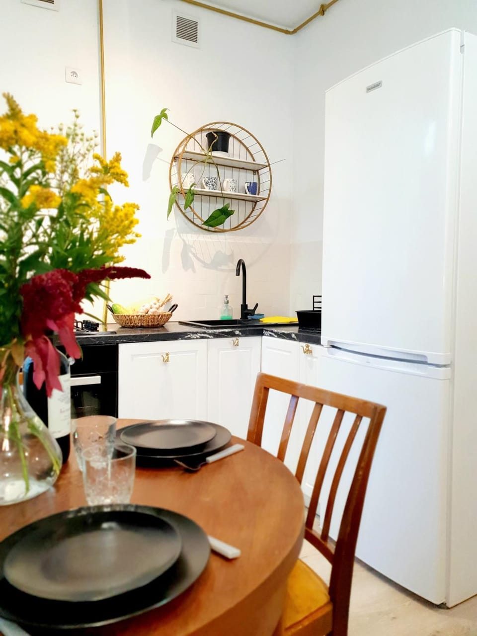 Kitchen or kitchenette, Dining area
