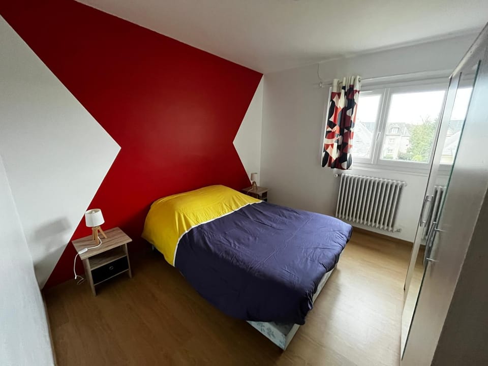 Logement sous maison habitée en face de la foret petite cour House in Bagnoles de l'Orne Normandie