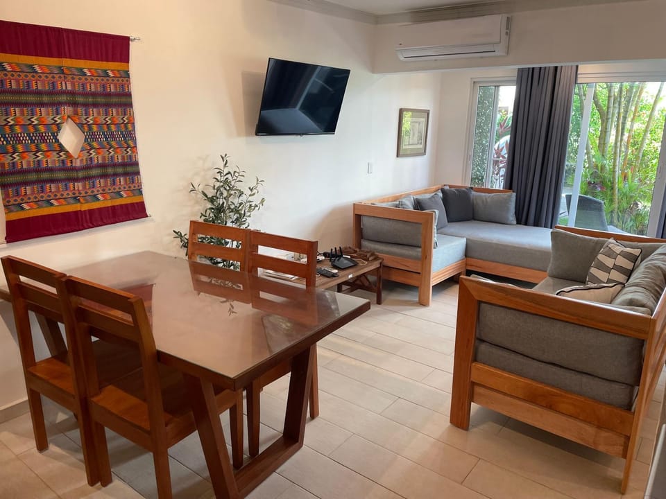 TV and multimedia, Living room, Seating area, Dining area, air conditioner