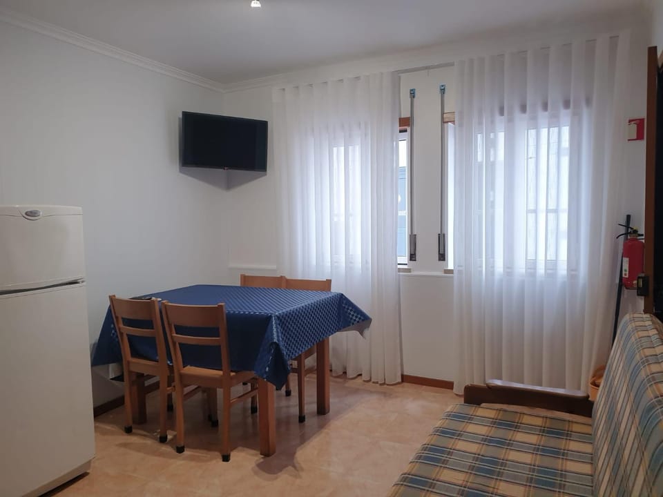 Communal lounge/ TV room, TV and multimedia, Living room, Seating area, Dining area