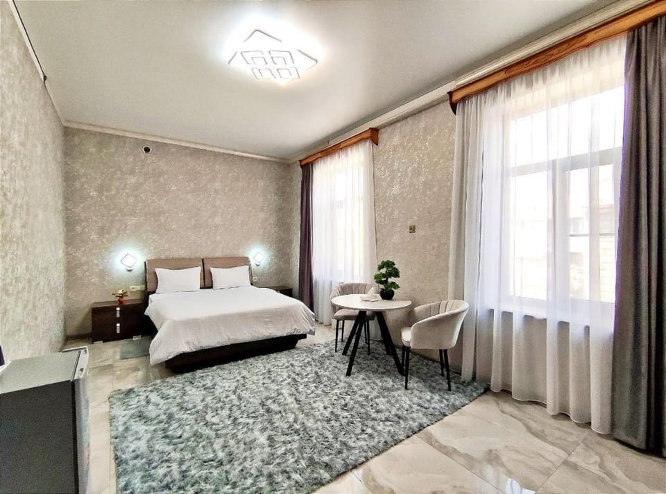Bed, Living room, Photo of the whole room, Seating area, Bedroom