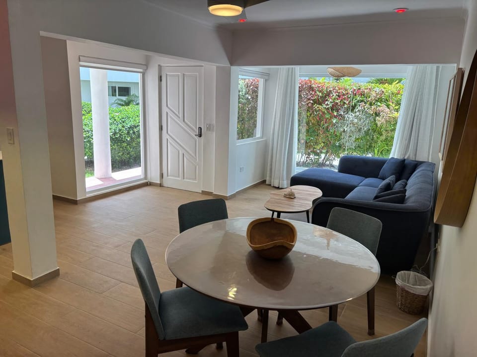 Living room, Seating area, Dining area