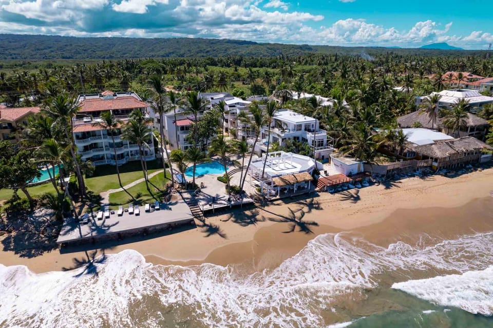 Property building, Natural landscape, Bird's eye view, Beach, Pool view, Sea view, Swimming pool, sunbed