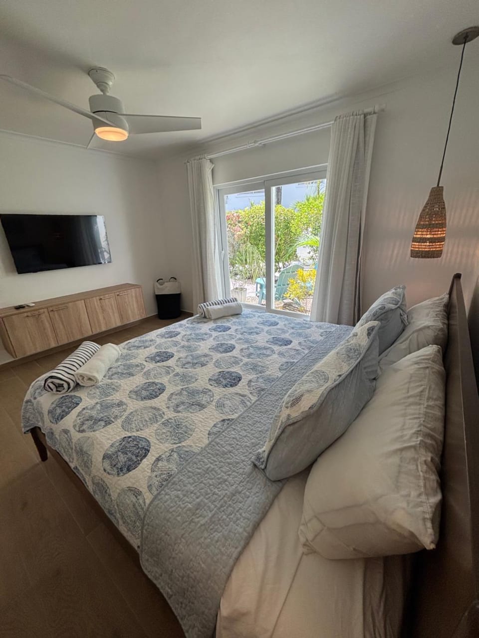 Bed, TV and multimedia, Evening entertainment, Bedroom
