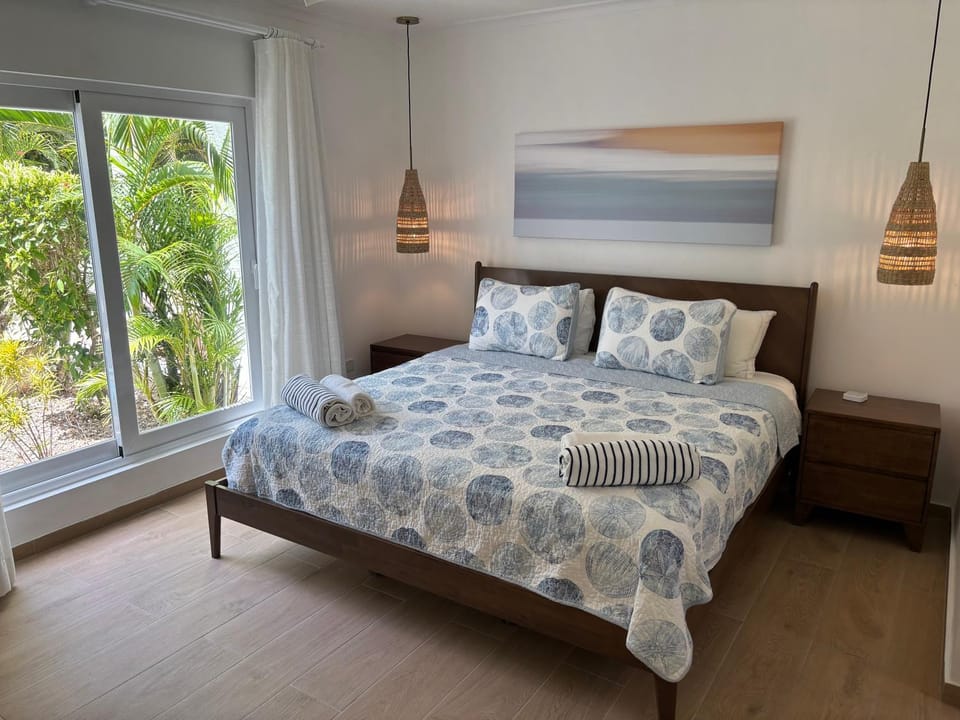 Bed, Bedroom, towels