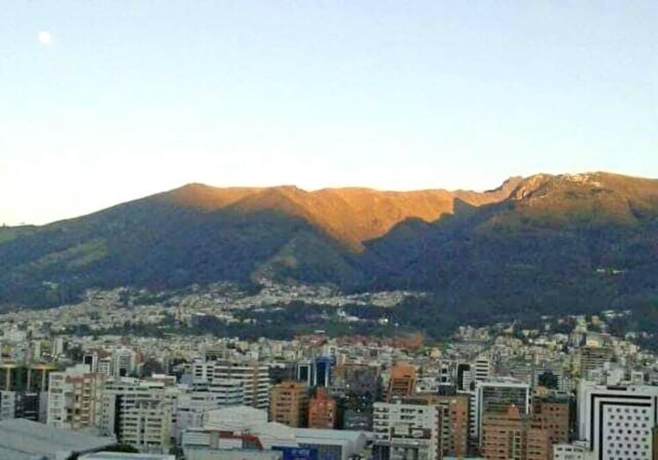 500 Excelente Vista ciudad Quito,parque, piscina,balcón,sauna,tranquilo encantador seguridad 24-7 Apartment in Quito