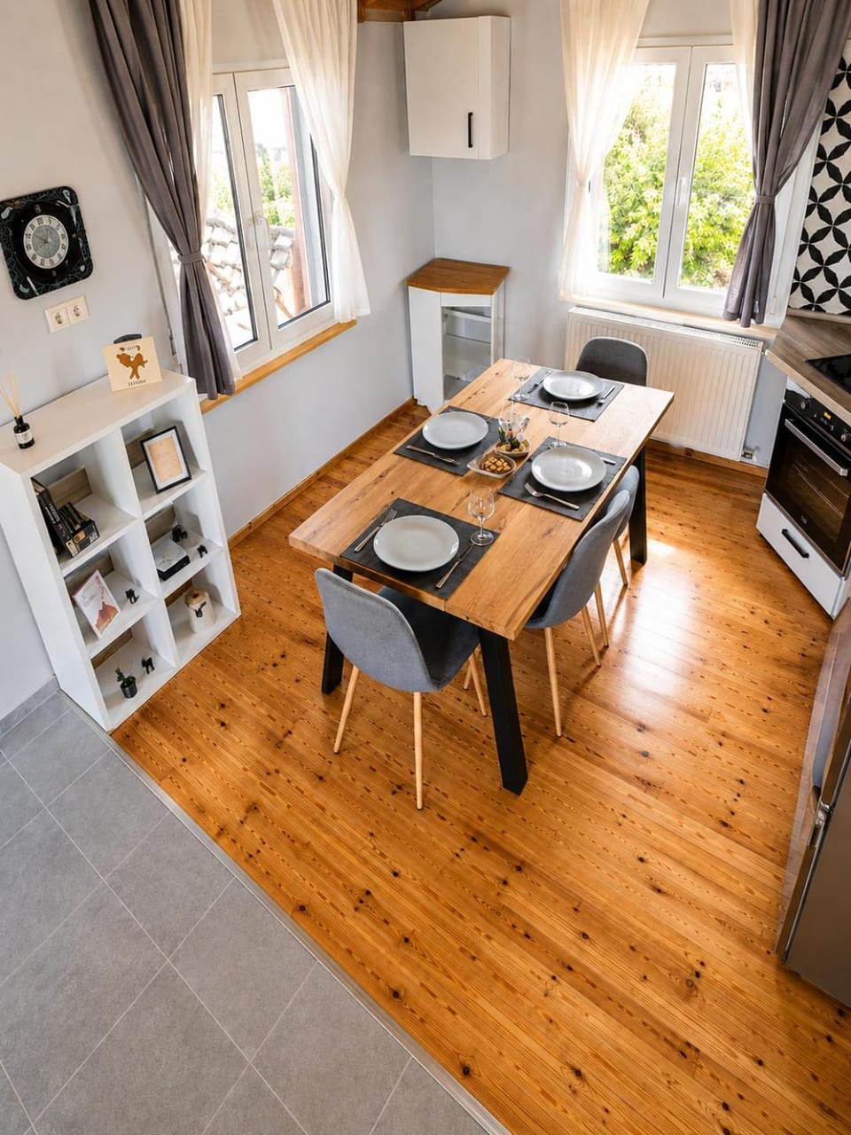 Kitchen or kitchenette, Dining area